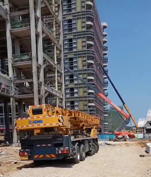 中電四公司初村威高利彤疫苗廠房建設(shè)，吊車(chē)作業(yè)中