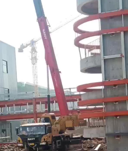 中電四公司初村威高利彤疫苗廠房建設(shè)，吊車(chē)作業(yè)中